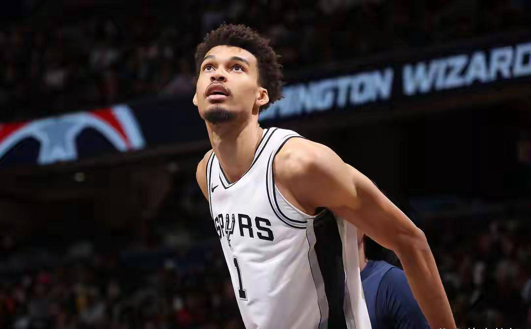 NBA西部赛区最新排名及季后赛前景分析：马刺崭露头角，开拓者面临挑战