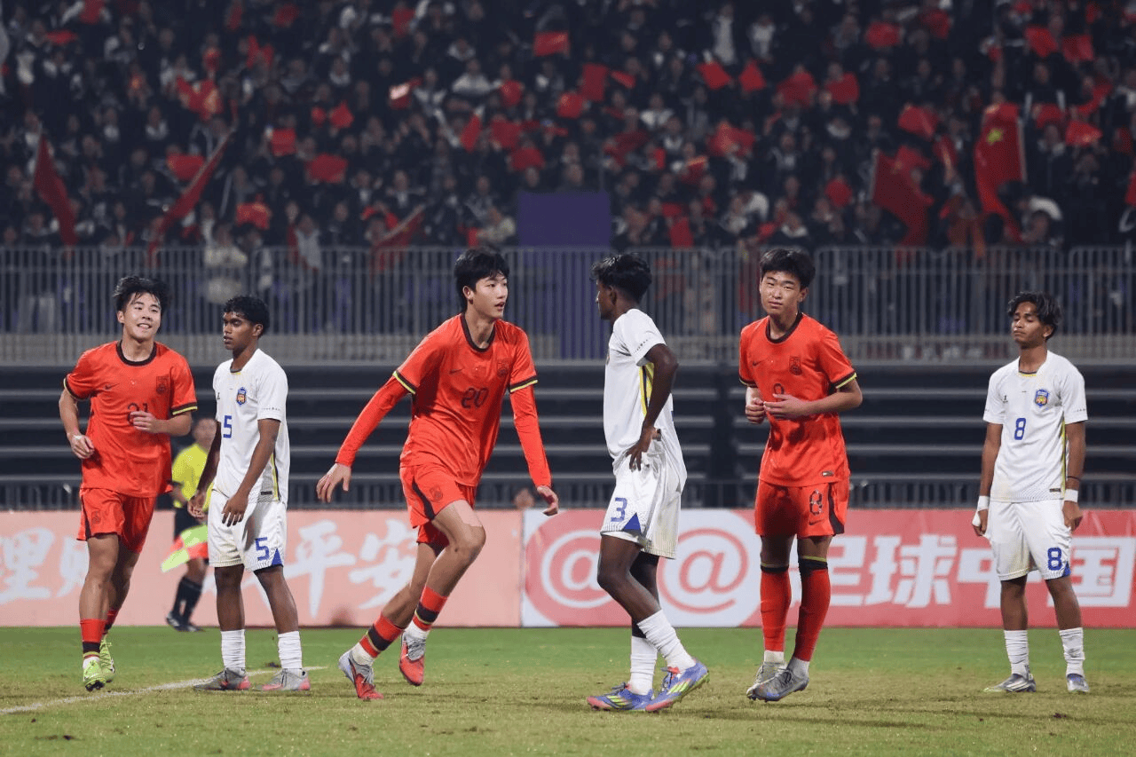 喜讯！U16国足中场加盟欧冠球队，刚穿队服合照