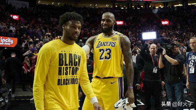 湖人勒布朗·詹姆斯对布朗尼和里夫斯的精彩空接配合，做出反应